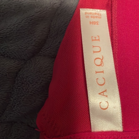 There are 3bras listed the price is based on the bundle. Very well made Like new - Picture 7 of 7